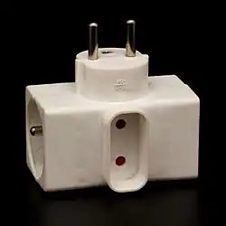 A French CEE&nbsp;7 adaptor