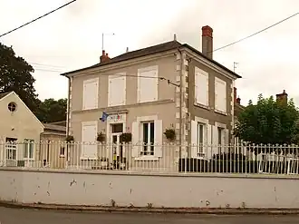 The town hall in Annay
