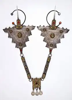 Pair of triangular fibulae with chain and pendant from southern Morocco, Tropenmuseum Amsterdam