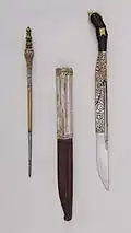This smaller and more delicate piha kaetta (more properly termed an ul pihiya) has a stylus carried in the sheath with the knife