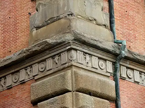 Renaissance bucrania in a frieze of the Palazzo Budini Gattai, Florence, designed by Giuliano di Baccio d'Agnolo and Bartolomeo Ammannati, 1563–1574