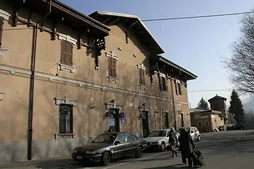 The passenger building.