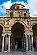 Bab al-Bahu, the central entrance to the prayer hall, and its dome (Qubbat al-Bahu)[6]