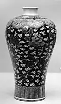 Kangxi period (1662–1722) Chinese porcelain gallipot in the Metropolitan Museum of Art[6]
