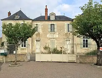 The town hall in Montillot