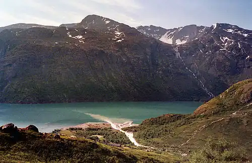 The river Muru flowing into Gjende lake next to Memurubu