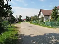 Houses by the unpaved road in Saniki