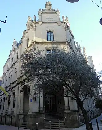 Edificio de Correos na rúa coa oliveira diante