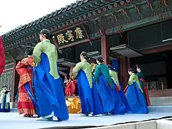Models of kungnyŏ, lady-in-waiting in green dangui