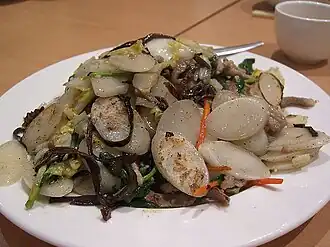 Fried slices of Shanghai nian cake