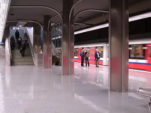 Ratusz Arsenał Station, M1