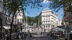 2015: redesigned street with spacious pedestrian and meeting zones